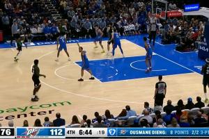 雷霆給楊瀚森上包夾了 直接送出了一記約老師般的助攻！