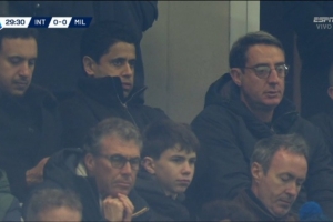 巴黎主席納賽爾現(xiàn)身看臺，現(xiàn)場觀戰(zhàn)米蘭德比