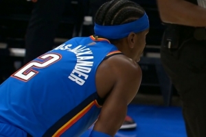 風(fēng)卷殘?jiān)?！亞歷山大絲滑轉(zhuǎn)身連續(xù)過人 中路突擊上籃打中一氣呵成