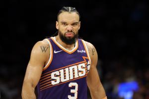 敢打敢拼！狄龍·布魯克斯24中10拿到全隊(duì)最高25分 正負(fù)值+8