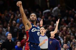 百步穿楊！米切爾追身三分轟進(jìn) 騎士將分差拉開到兩位數(shù)