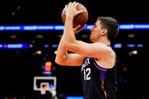 越戰(zhàn)越勇！吉萊斯皮晃飛防守三分穿針 太陽領(lǐng)先12分打停馬刺