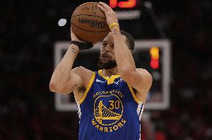 一場一個！庫里過去兩場比賽合計砍下69分 僅有兩次罰球出手