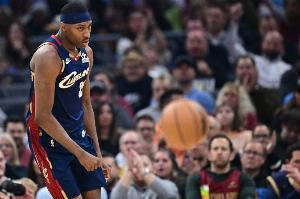 真有譜！騎士雙向湯姆林面對(duì)防守球員 快速出手干拔三分壓哨命中