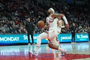 硬漢相碰！古德溫&奧科吉爭搶籃板倒地 裁判吹停爭球后雙方仍較勁