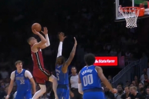 賽季首球來(lái)了！希羅反擊跳步拋投高打板 進(jìn)球后怒吼慶祝