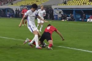 周定洋被對手放倒，裁判果斷判罰點球！