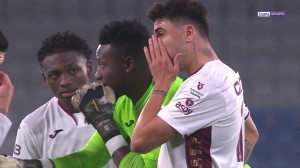 我有一計??特拉布宗最后時刻獲得任意球，奧納納向隊友布置戰(zhàn)術