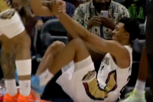 要終結(jié)連敗了？墨菲突破反籃打成2+1 鵜鶘轟出17-1領(lǐng)先到22分！