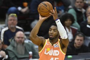 醒得太晚！米切爾20中6拿到17分1板8助1斷 末節(jié)10分