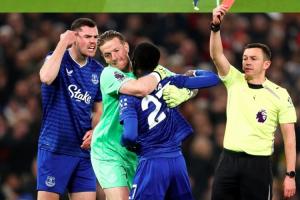 “你腦子沒問題吧？”蓋耶掌摑基恩吃紅牌，基恩指著自己腦袋質(zhì)問