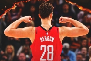 輕松砍下18+5+5！火箭發(fā)布贏球海報(bào)：申京秀肌肉瞬間成為封面