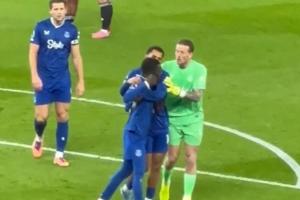 沒打夠？蓋耶染紅情緒激動，隊友抱住安撫，蓋耶仍揮拳似乎要打人