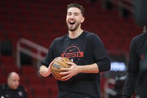 申京開(kāi)季連續(xù)15場(chǎng)比賽至少5板5助 此前從未有中鋒做到過(guò)