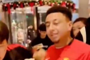 人氣火爆！球迷在酒店與林加德合影，球隊(duì)工作人員護(hù)送其進(jìn)入電梯