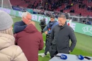 昔日師徒！穆帥歐冠賽前與斯內(nèi)德?lián)肀Ш? >
                                        </div>
                                    </div>
                                                                        <div   id=