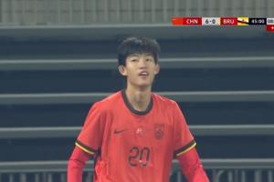 趙松源補(bǔ)時(shí)連入兩球，上半場(chǎng)就完成帽子戲法，國(guó)少6-0領(lǐng)先文萊