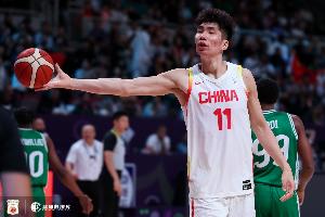 郭士強(qiáng)：考慮到前段時(shí)間余嘉豪來(lái)回奔波 這次世預(yù)賽就不用回來(lái)了