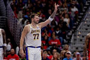 東契奇首節(jié)砍下24分 是湖人隊(duì)史自2007年的科比后單節(jié)新高