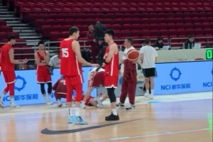 周琦張鎮(zhèn)麟訓練后留在場上商討技戰(zhàn)術(shù)