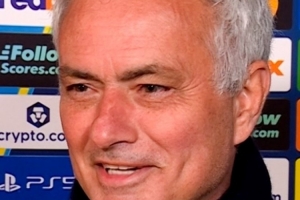 穆帥談與斯內(nèi)德再見面：他給我?guī)砹巳谕?，這個胖子很可愛