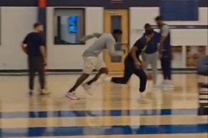 為逐漸解除上場時(shí)間限制 錫安今天訓(xùn)練結(jié)束后加練沖刺跑拉體能