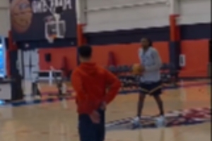 盧尼在訓(xùn)練后和助教單挑車輪戰(zhàn) 各種運(yùn)球急停干拔連續(xù)命中