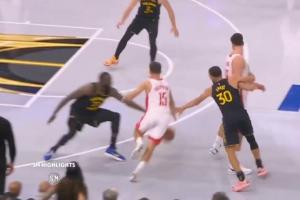 庫里繞掩護與申京撞到一起 隨后便一瘸一拐&步履蹣跚