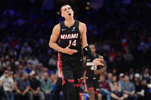 太強(qiáng)了！希羅15中9砍下29分5板7助1斷1帽 下半場20分