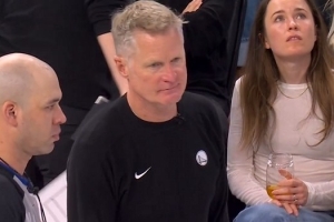 難了！庫里帶球攻筐被吹進攻犯規(guī) 科爾選擇挑戰(zhàn)但以失敗告終