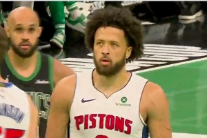 致命？活塞落后1分&手握球權(quán) 康寧漢姆持球被夾擊丟球失誤