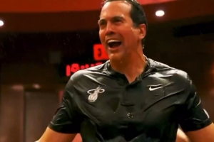 斯波不知道自己執(zhí)教生涯800勝 賽后被隊(duì)員們一頓猛澆水慶祝??