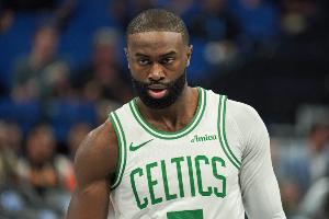 支楞起來！杰倫·布朗首節(jié)8中1&次節(jié)回暖9中5得12分 上半場砍19分