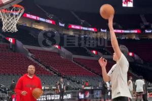 小吧直擊楊瀚森賽前熱身現(xiàn)場！勾手+中投+三分+順下暴扣樣樣齊全~