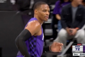 強(qiáng)行拔了！威少急停僵尸跳投打板殺下兩分