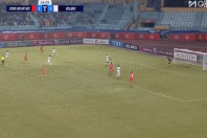 很危險！河內(nèi)公安球員左路內(nèi)切遠射，球擊中立柱