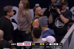 什么情況！比賽還剩最后35秒！庫里一瘸一拐微笑著提前離場！