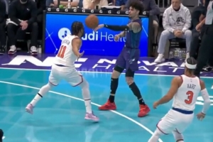 真不是故意??！三球欲單手送妙傳 但結(jié)結(jié)實(shí)實(shí)砸了布倫森腦袋