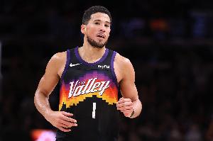 布克：我們隊(duì)每場(chǎng)比賽都會(huì)戰(zhàn)斗 大家的防守水平很高