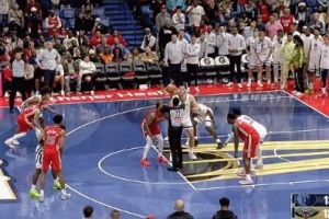 用這么大勁兒干嘛！埃迪與貝跳球 直接一巴掌拍出界外