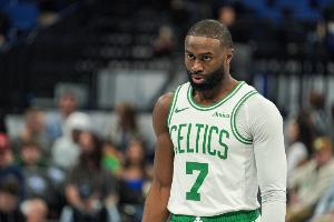 很全面！杰倫·布朗31中12砍全隊最高33分外加10板5助2斷2帽