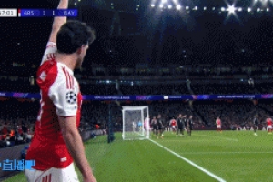 差一點(diǎn)！梅里諾力壓于帕頭球攻門偏出，坐地遺憾抱頭
