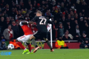 萊默爾放倒薩卡染黃，場邊阿爾特塔抱怨裁判也吃到黃牌