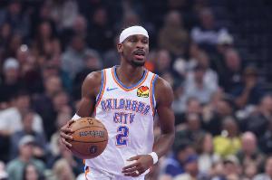 見(jiàn)縫插針！亞歷山大被包夾送擊地妙傳 哈滕高拋將球送入籃筐