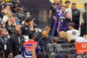 這是真看不下去了！國王球迷在主場與拉文對(duì)噴 被保安請(qǐng)出場