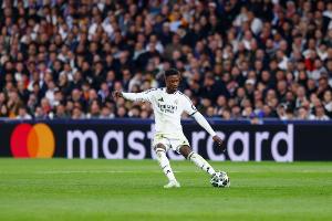 馬卡：卡馬文加此前患流感，半場(chǎng)被換下是因?yàn)橄倪^(guò)大