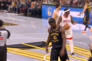 沖擊力十足！巴特勒對抗防守強(qiáng)攻打進(jìn)加罰 打破3分鐘得分荒