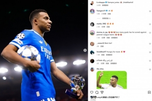 獨中四元！姆巴佩社媒曬拿走用球+最佳獎杯照片：永遠團結(jié)一致！