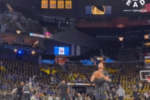 真·小學(xué)生！庫里賽前熱身大秀空接背扣 落地后不忘耍帥慶祝