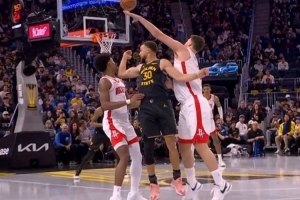 太騷了！庫里頂著阿門&申京不看人腦后妙傳 理查德后仰壓哨中投